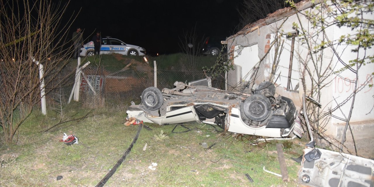 Kırıkkale'de yol kenarındaki eve çarpan otomobilin sürücüsü öldü
