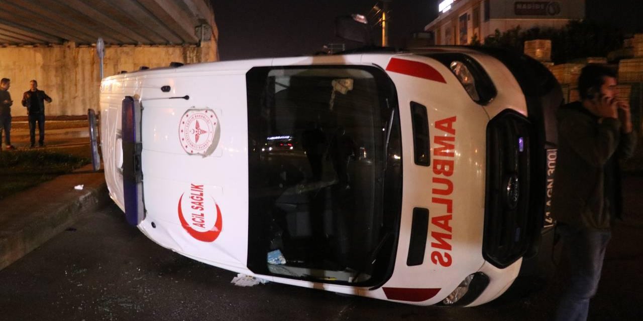 Otobüsle ambulans çarpıştı: 3 sağlık görevlisi yaralandı