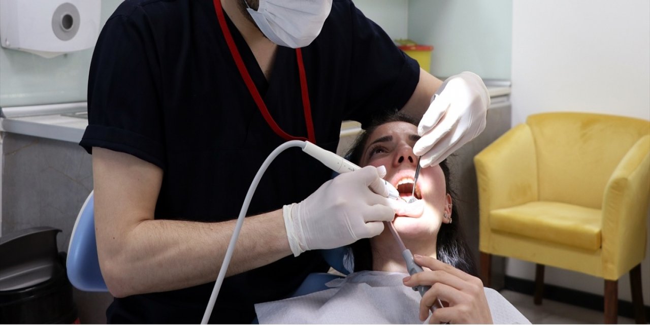 Diş çapraşıklığı ağız kokusuna neden oluyor