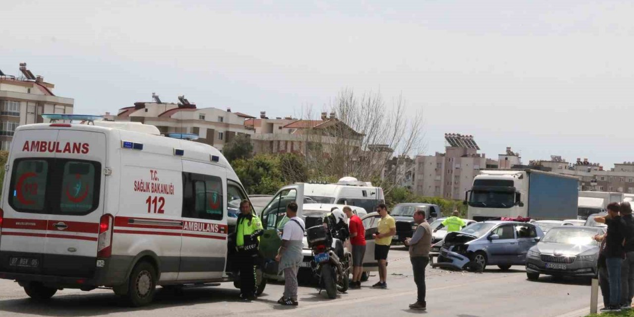 Antalya’daki zincirleme kazada can pazarı yaşandı