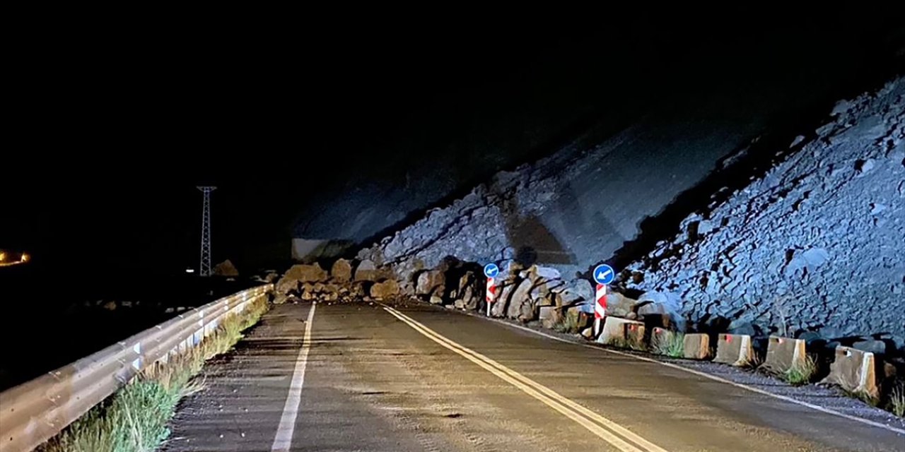 Artvin-Erzurum kara yolu, heyelan sonucu ulaşıma kapandı