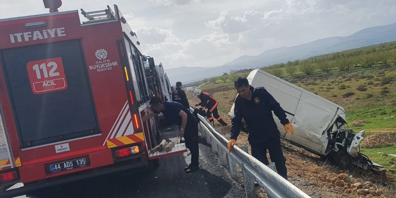 Şarampole devrilen minibüsteki 1 kişi öldü, 2 kişi yaralandı