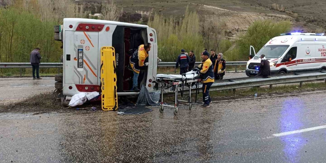 Sivas'ta midibüs devrildi, yaralı sayısı 10'a yükseldi