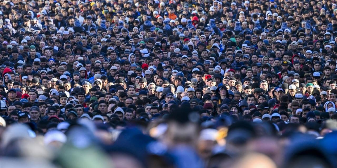 Rusya'da Müslümanlar Ramazan Bayramı namazında camilere sığmadı