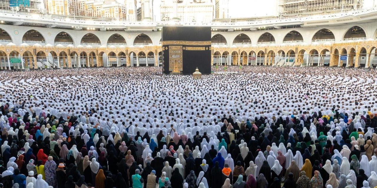 Kabe ve Mescid-i Nebevi'de bayram namazı yoğun katılımla kılındı