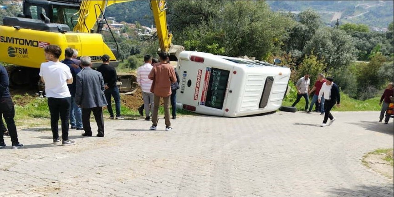 Freni boşalan minibüs yol kenarına devrildi