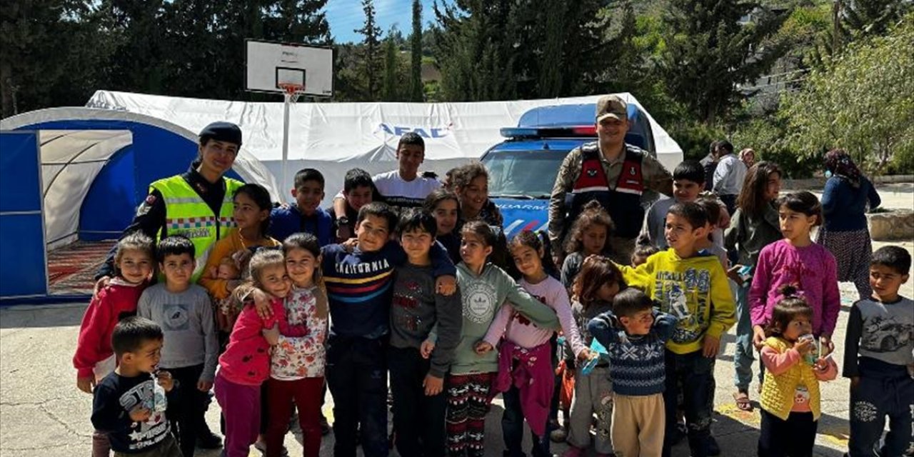 Jandarma ekipleri depremzede çocuklara bayramlık ve oyuncak dağıttı