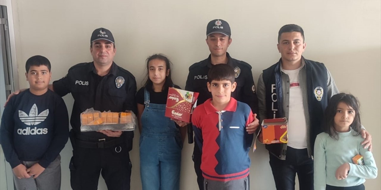 Konya Karapınar'da polislerden depremzedelere bayram ziyareti