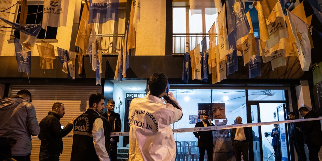 AK Parti Seçim İrtibat Bürosu önünde havaya ateş açan 2 kişi tutuklandı