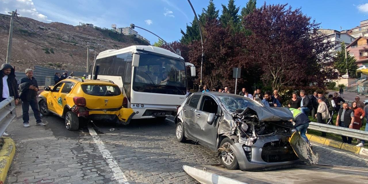 Freni patlayan midibüs 5 araca çarptı