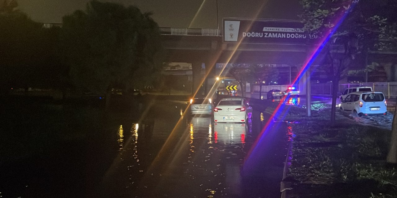 İzmir'de sağanak sonucu evleri su bastı, araçlar yolda kaldı