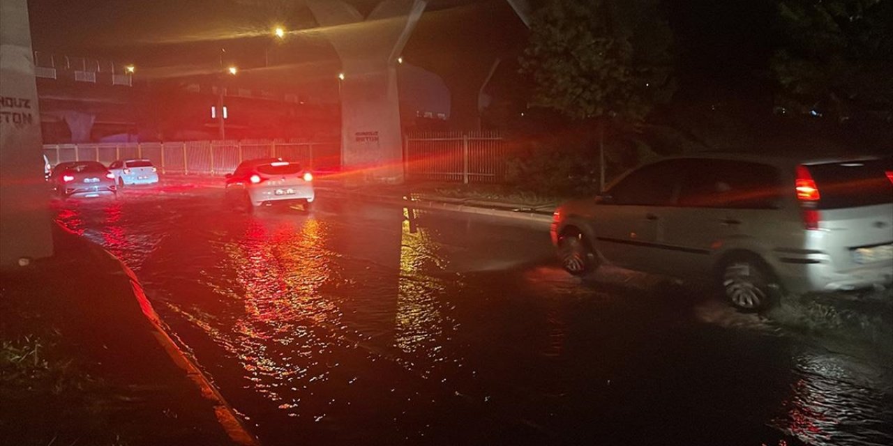 İzmir'deki sağanak yağış hayatı olumsuz etkiledi