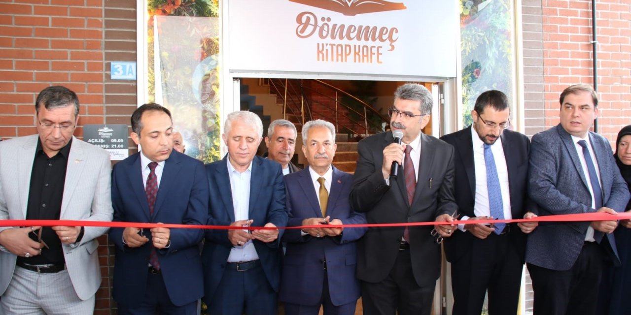 Nasreddin Hoca’nın memleketi Akşehir’de Dönemeç Kitap Kafe’nin açılışı yapıldı