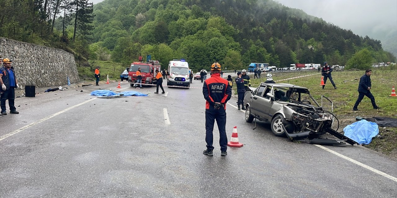 İstinat duvarına çarpan otomobildeki 3 kişi öldü