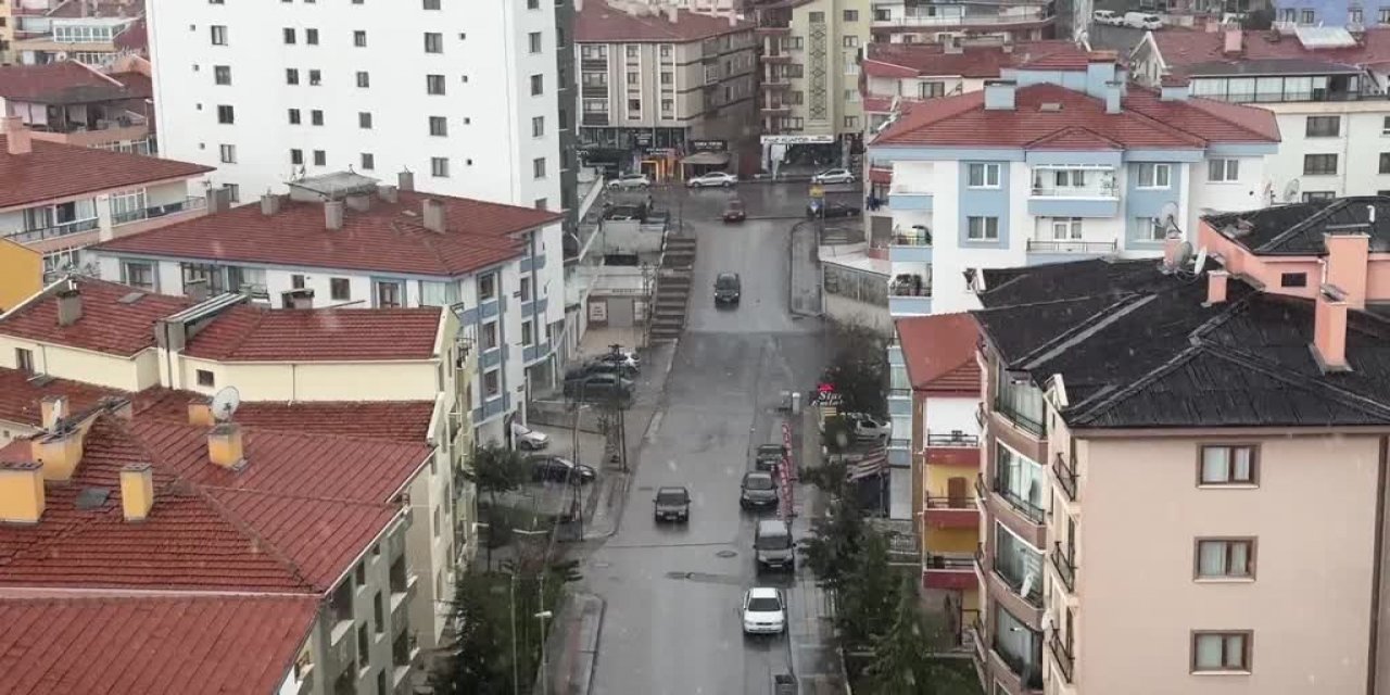 Başkentte etkili olan dolu trafikte aksamalara yol açtı