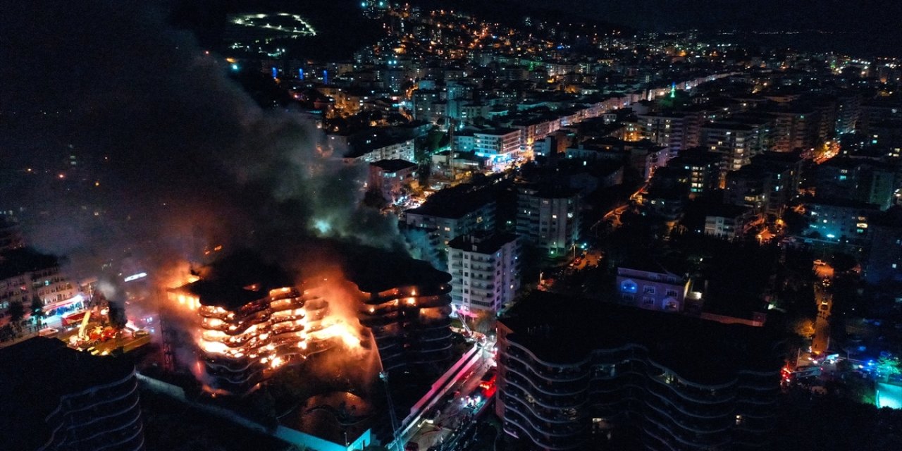 AFAD'dan İzmir'de bir sitede çıkan yangına ilişkin açıklama