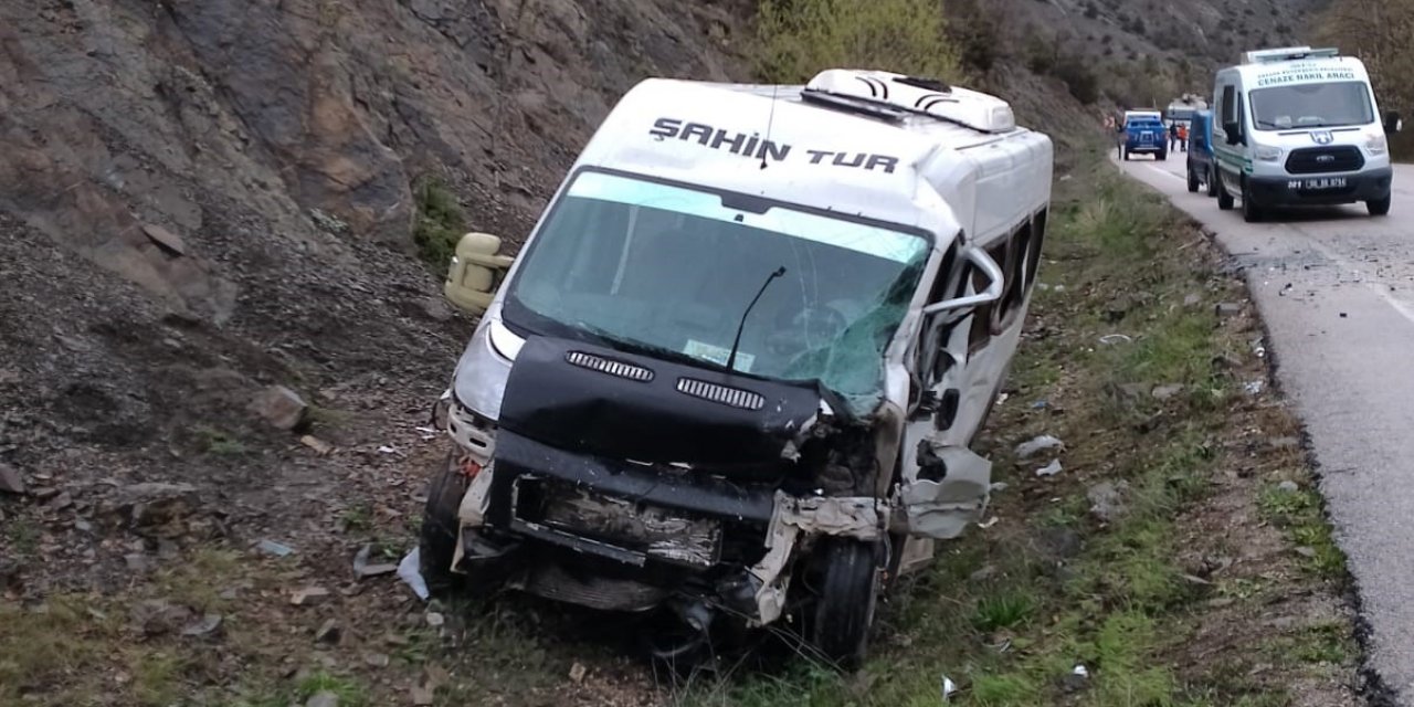 Erpiliç işçilerini taşıyan minibüs kazaya karıştı: 2 ölü, 19 yaralı