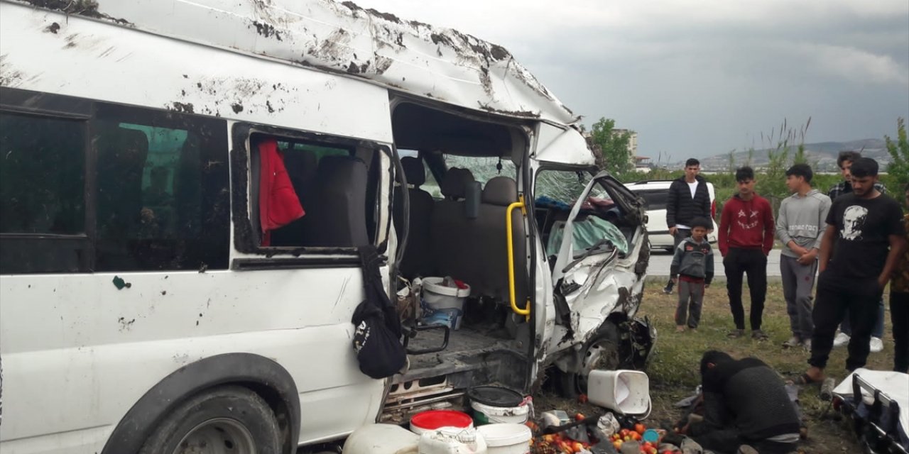 Tarım işçilerini taşıyan minibüs ile hafif ticari araç çarpıştı, 1 kişi öldü, 9 kişi yaralandı