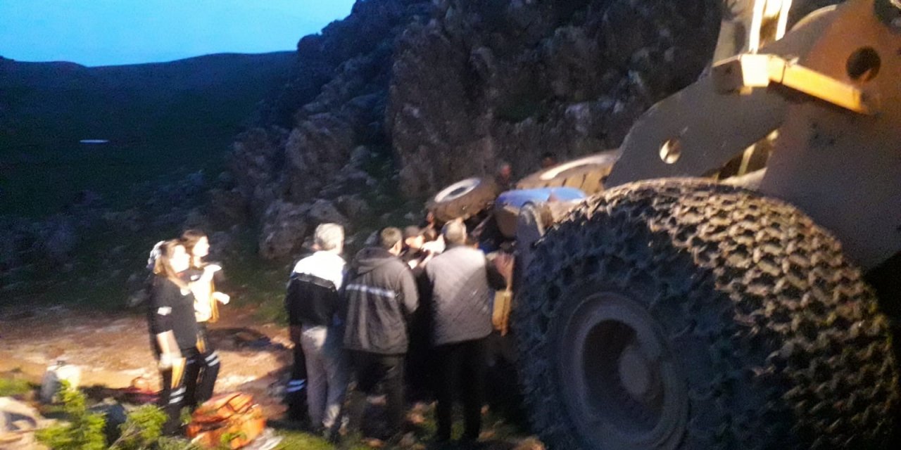 Diyarbakır'da devrilen traktördeki kadın hayatını kaybetti