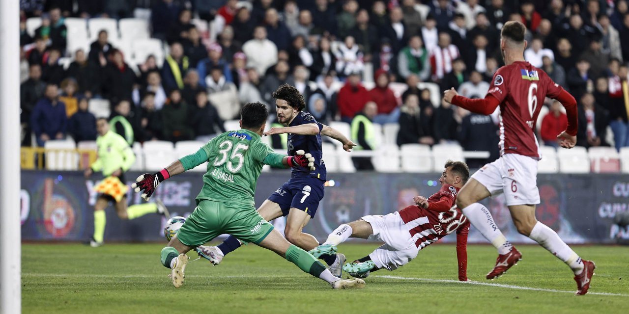Fenerbahçe Sivas deplasmanında kazanmayı bildi