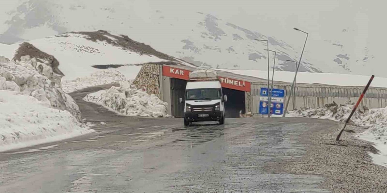 3 bin rakımlı Karabet Geçidi’nde kar etkili oluyor