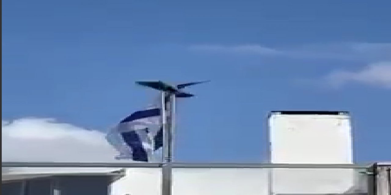 Karga İsrail bayrağını direkten çıkarıp yere attı