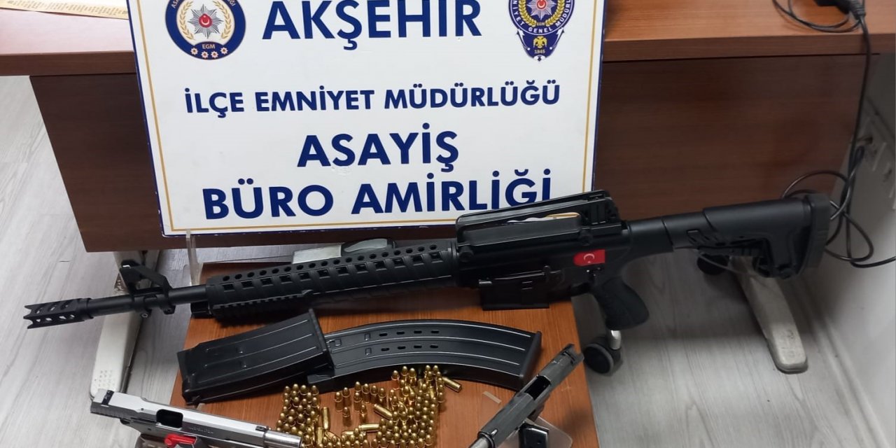 Konya'da evinde silahla yakalandı, kardeşinin de gözaltına alınmasına neden oldu