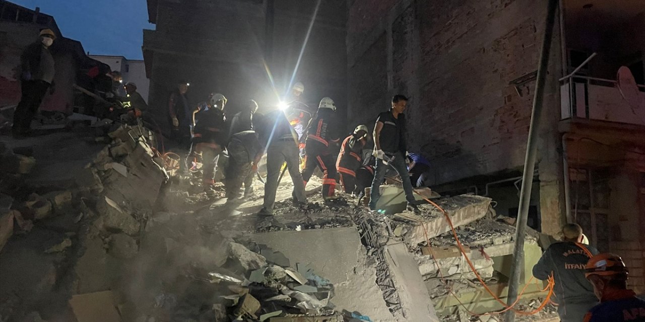 Malatya'da ağır hasarlı 4 katlı bina çöktü