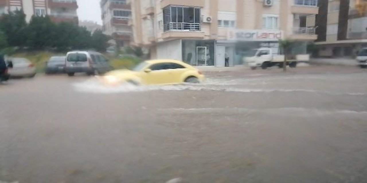 Antalya’da şiddetli yağış hayatı felç etti
