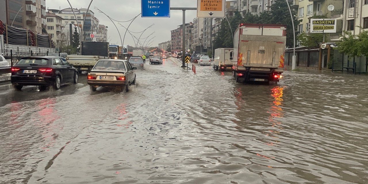 Uşak’ta sağanak yağış hayatı olumsuz etkiledi