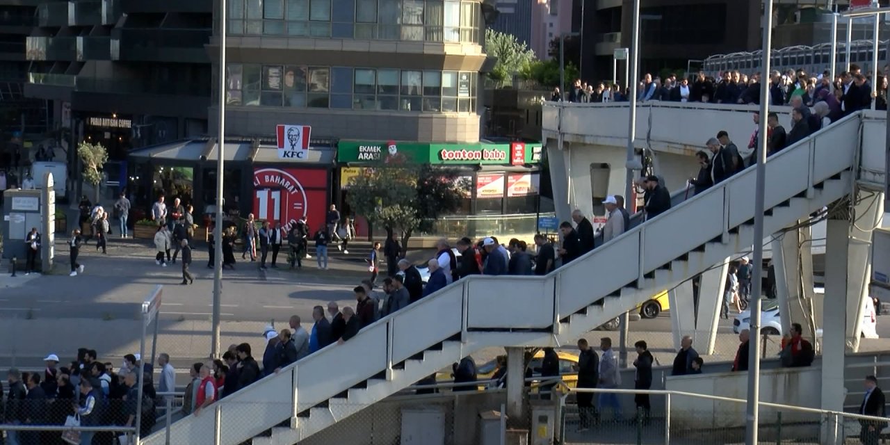 Büyük İstanbul Mitingi sonrası metrobüs duraklarında yoğunluk