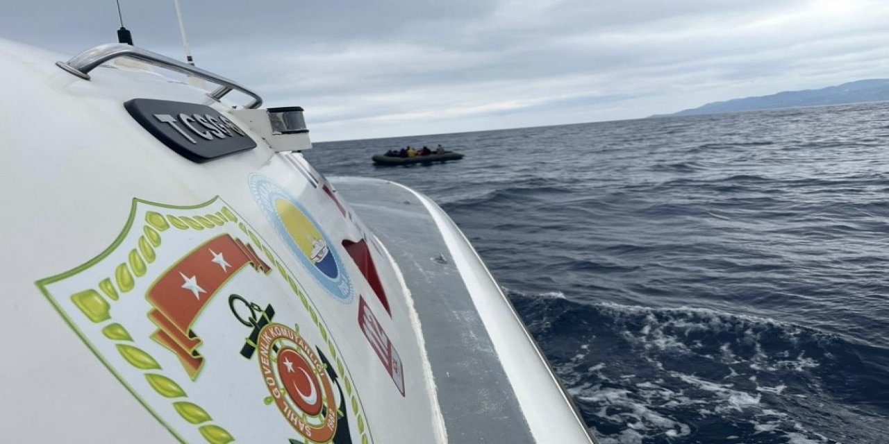 Lastik botta 23 kaçak göçmen yakalandı