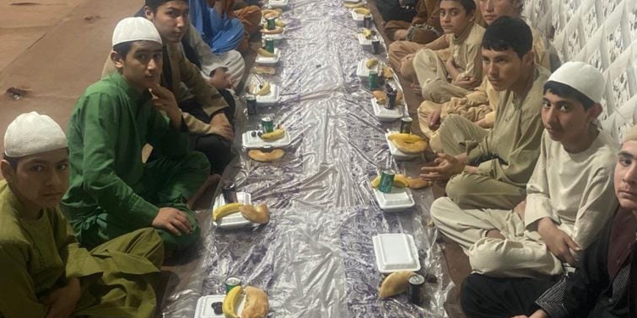 Afganistan’daki yetim ve öksüz Hafız öğrencilere yemek ikram edildi