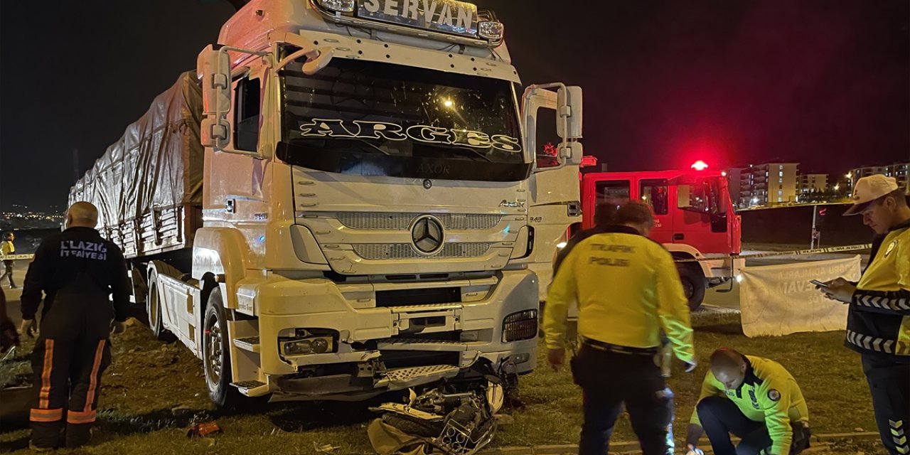 Elazığ'da tırın altında kalan motosikletin sürücüsü öldü