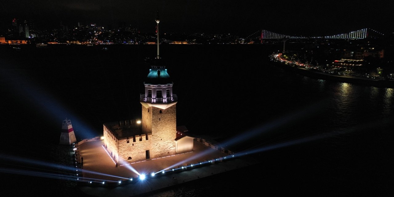 Restorasyonu tamamlanan Kız Kulesi ışık ve lazer gösterisiyle ziyarete açıldı