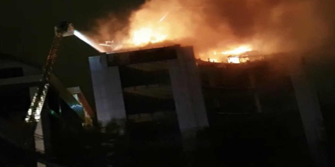 4 katlı metruk binanın çatısında yangın