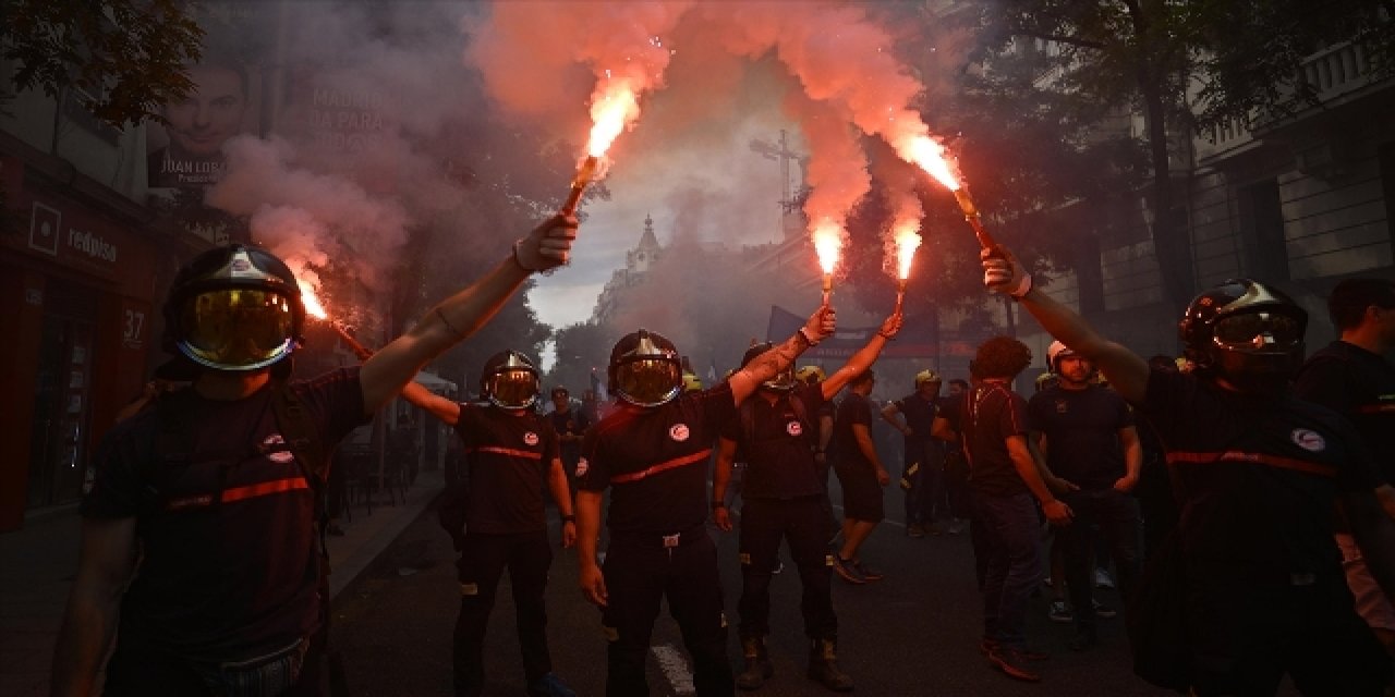 İtfaiyeciler ateş püskürdü, sokaklar karıştı