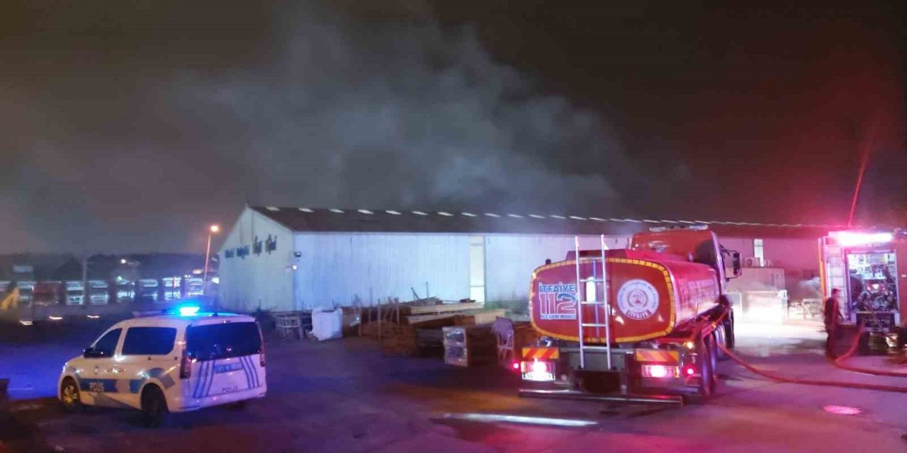 Duş kabini üreten fabrikada atık malzeme yangını