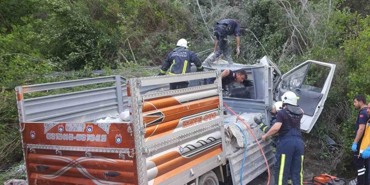 Antalya’da freni boşalan kamyonet 2 kişiye mezar oldu