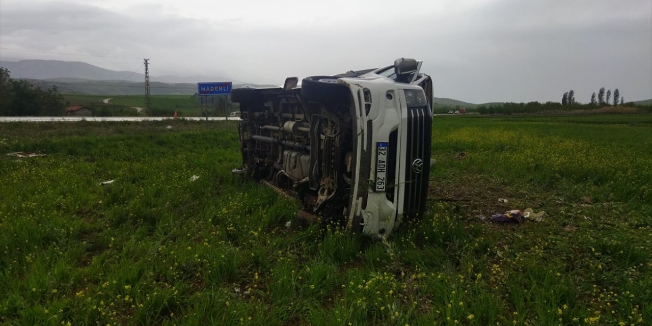 Konya-Isparta karayolunda yolcu minibüsü devrildi! 1 kişi öldü, 5 kişi yaralandı