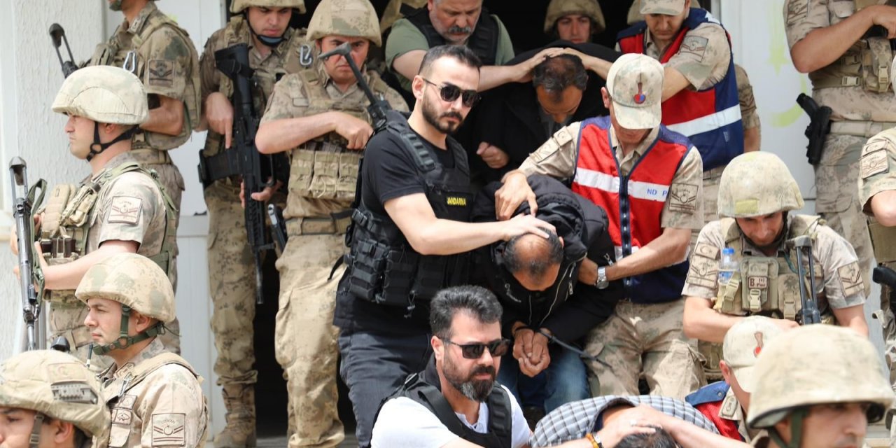 Askeri kamuflaj giyerek Iraklıları silah zoruyla gasbeden 4 şüpheli tutuklandı