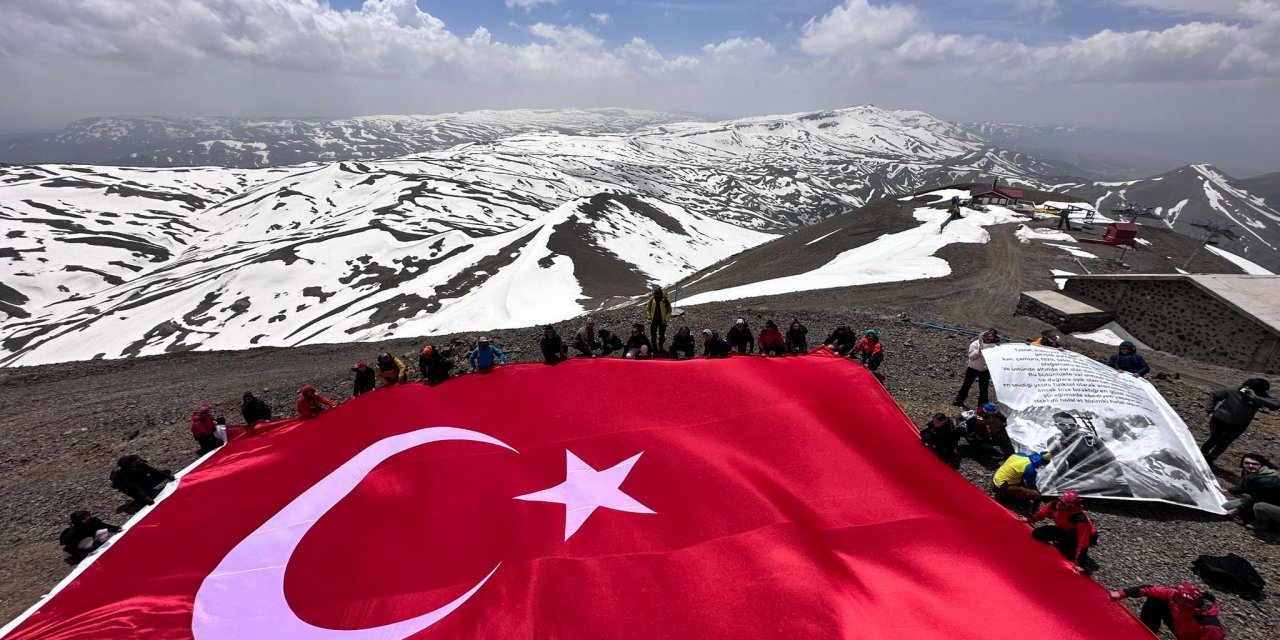 Zirveye tırmanıp, dev Türk bayrağı açtılar
