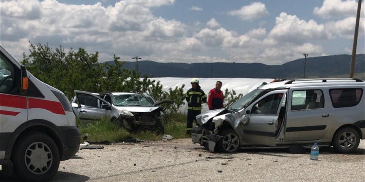 Otomobille hafif ticari araç çarpıştı, 1 kişi öldü