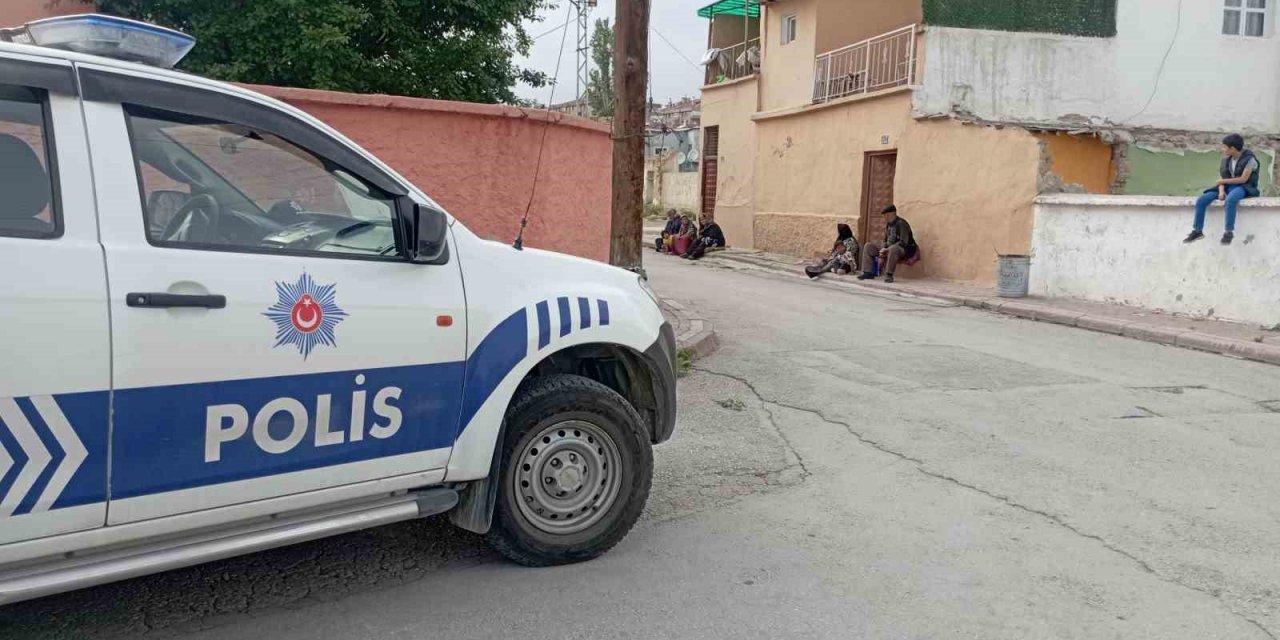 Konya'da yolda yürüyen kişiden para istediler, vermeyince bıçakladılar