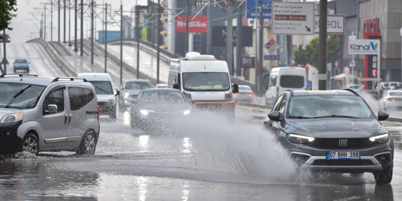 Antalya'da yağmur etkili oldu