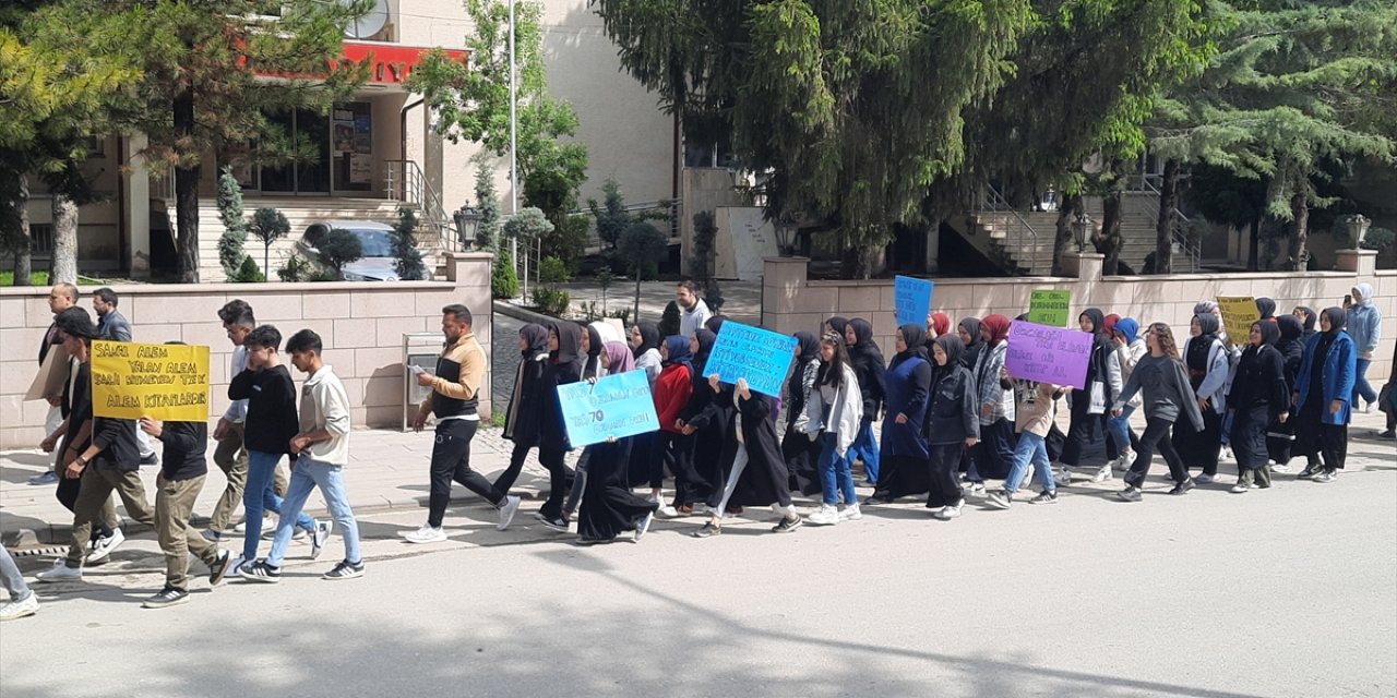 Konya'da lise öğrencilerinden yürüyüş