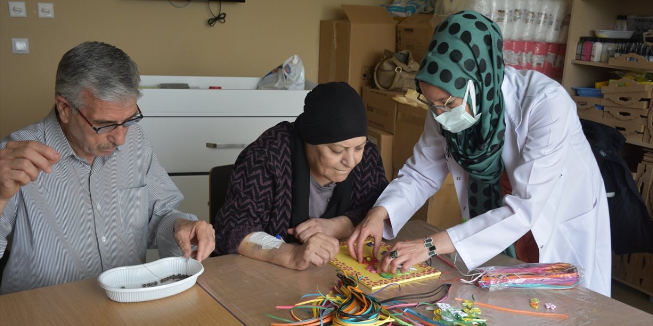 Konya Şehir Hastanesi hastalarına Büşra öğretmen moral oluyor