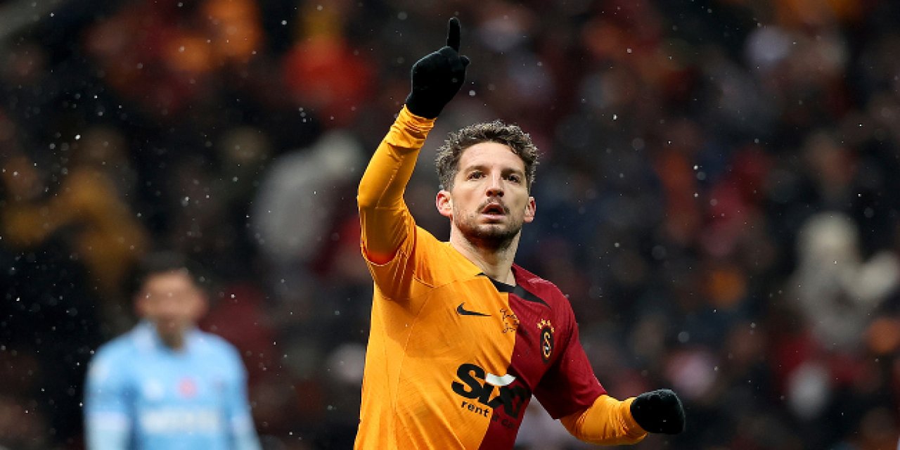 Mertens 1 yıl daha Galatasaray'da
