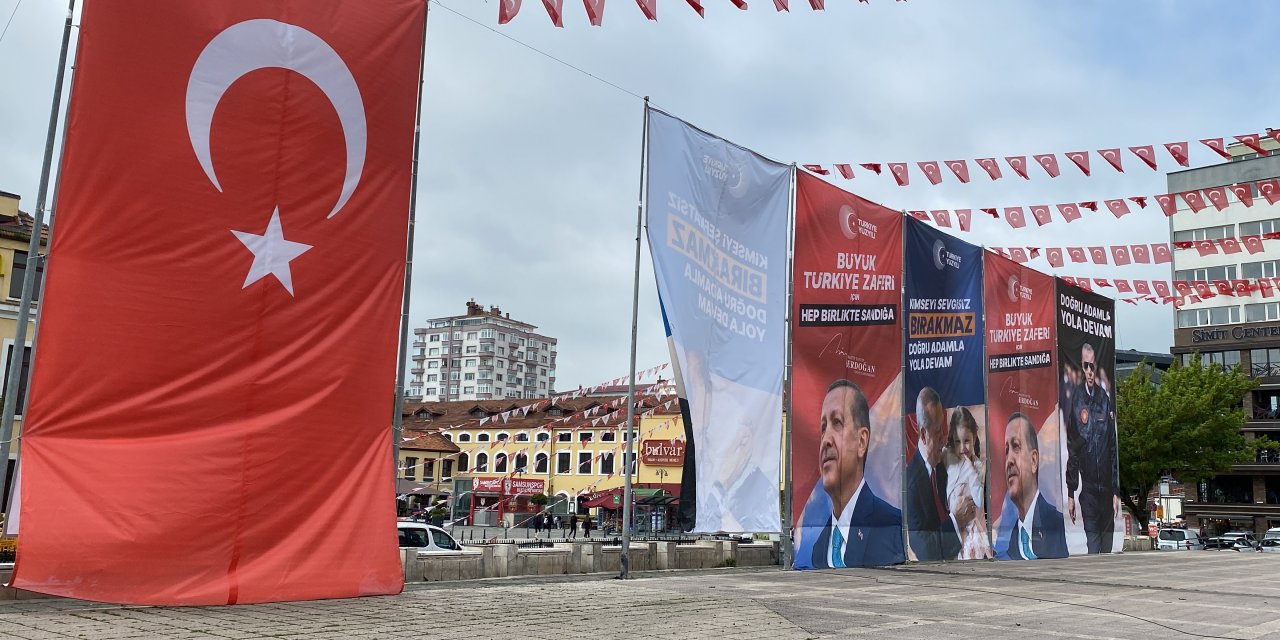 Cumhurbaşkanı Erdoğan’ın afişlerini yaktı!