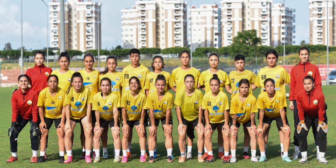 Taraftar, sahada kadın futbolculara saldırdı
